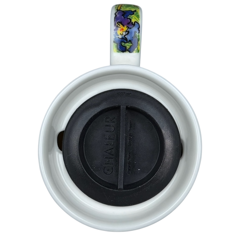 Top view of Irises Vincent Van Gogh Mug Chaleur with a black lid and colorful design